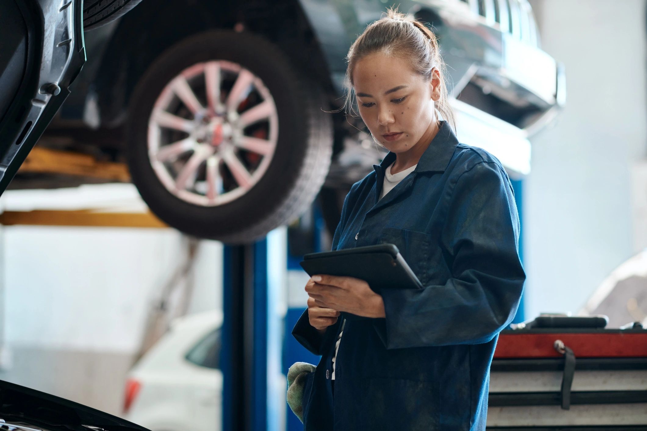 Mechanic using a tablet for a vehicle system check